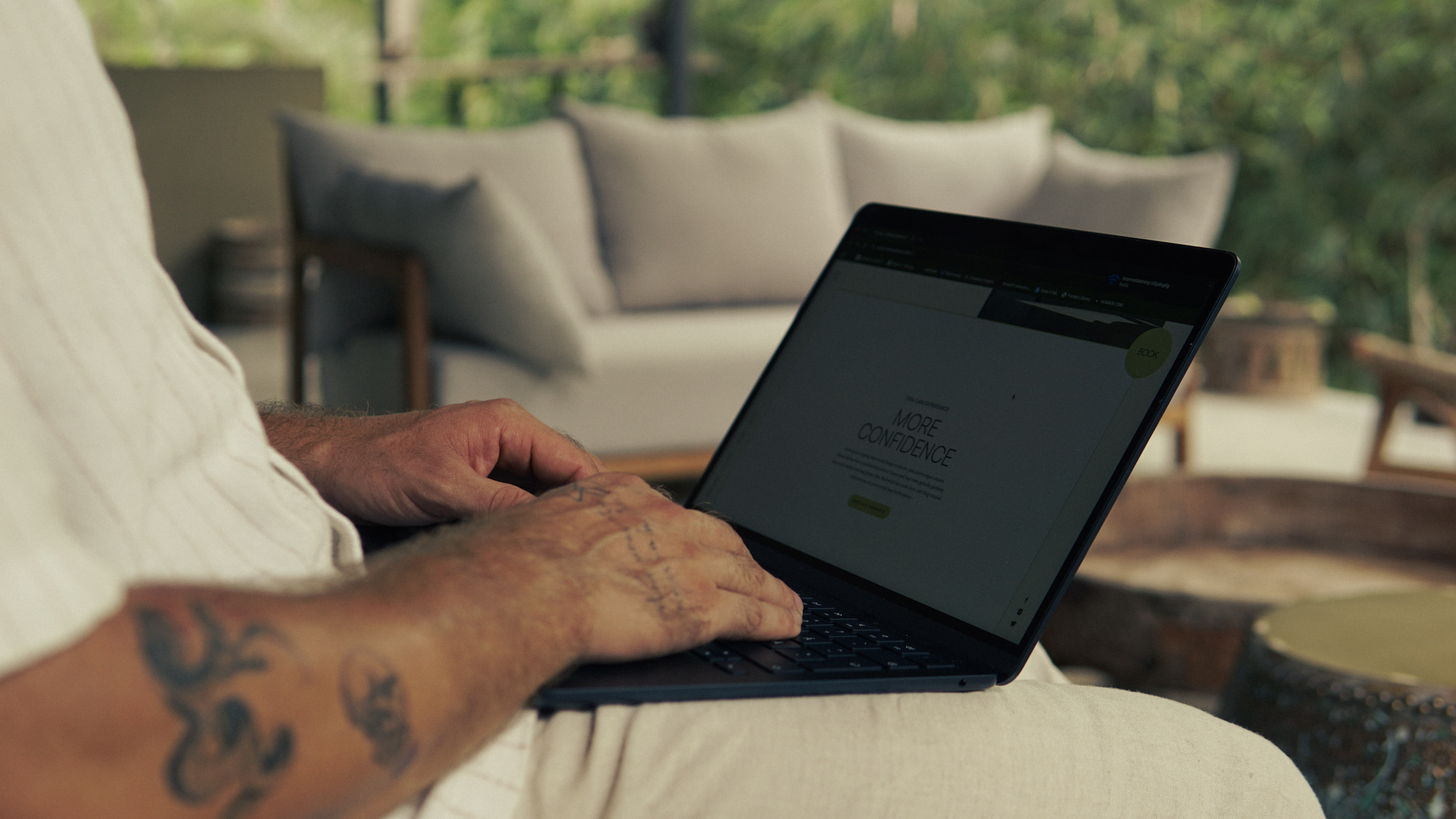 Iemand die een KAIRO-traject volgt op een laptop, vanuit een ontspannen, private thuissetting